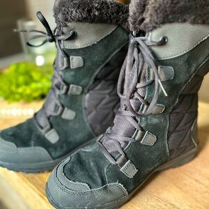 Women’s black Columbia snow boots!